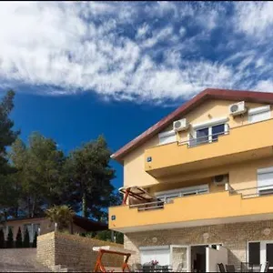 apartmani-darko-ilo.primorje-gorskikotar.com/